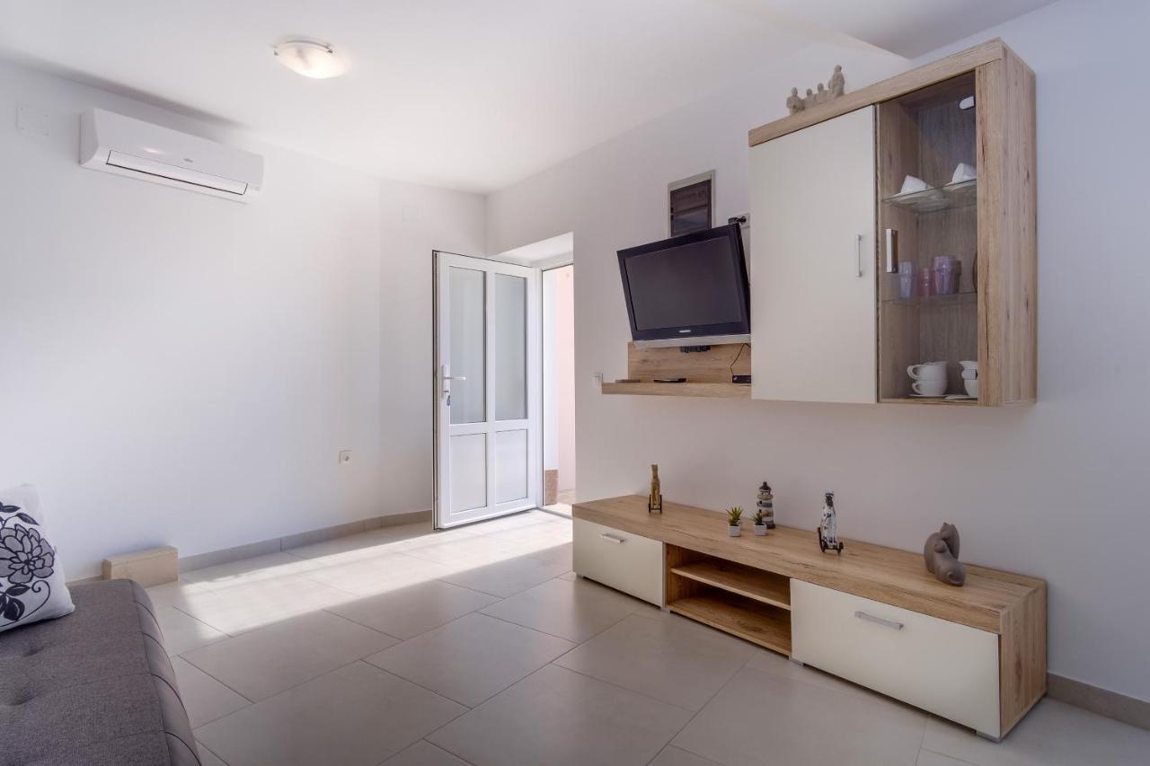 Apartment Angela Cunski Bagian luar foto